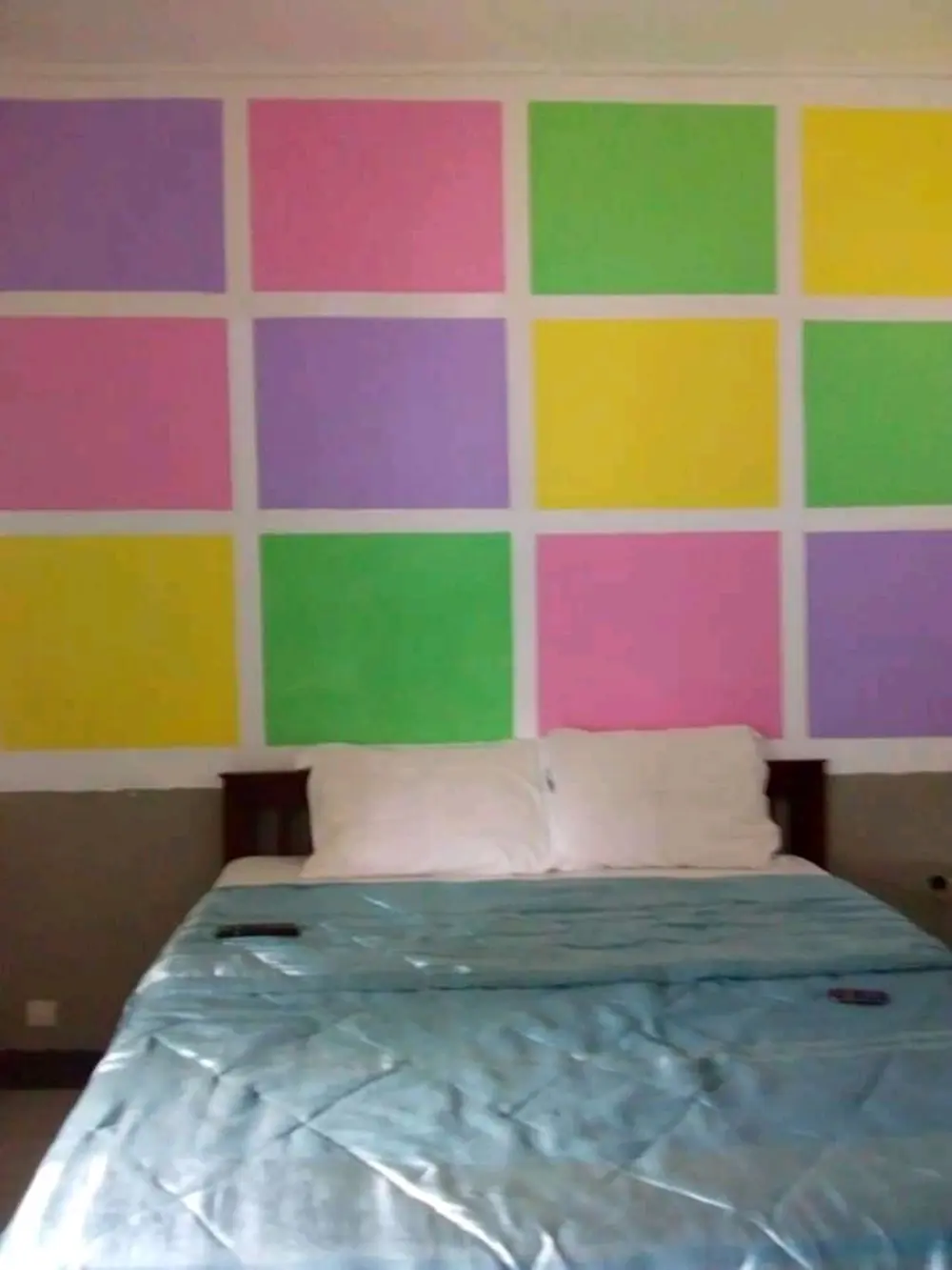 Chambre avec mur décoré