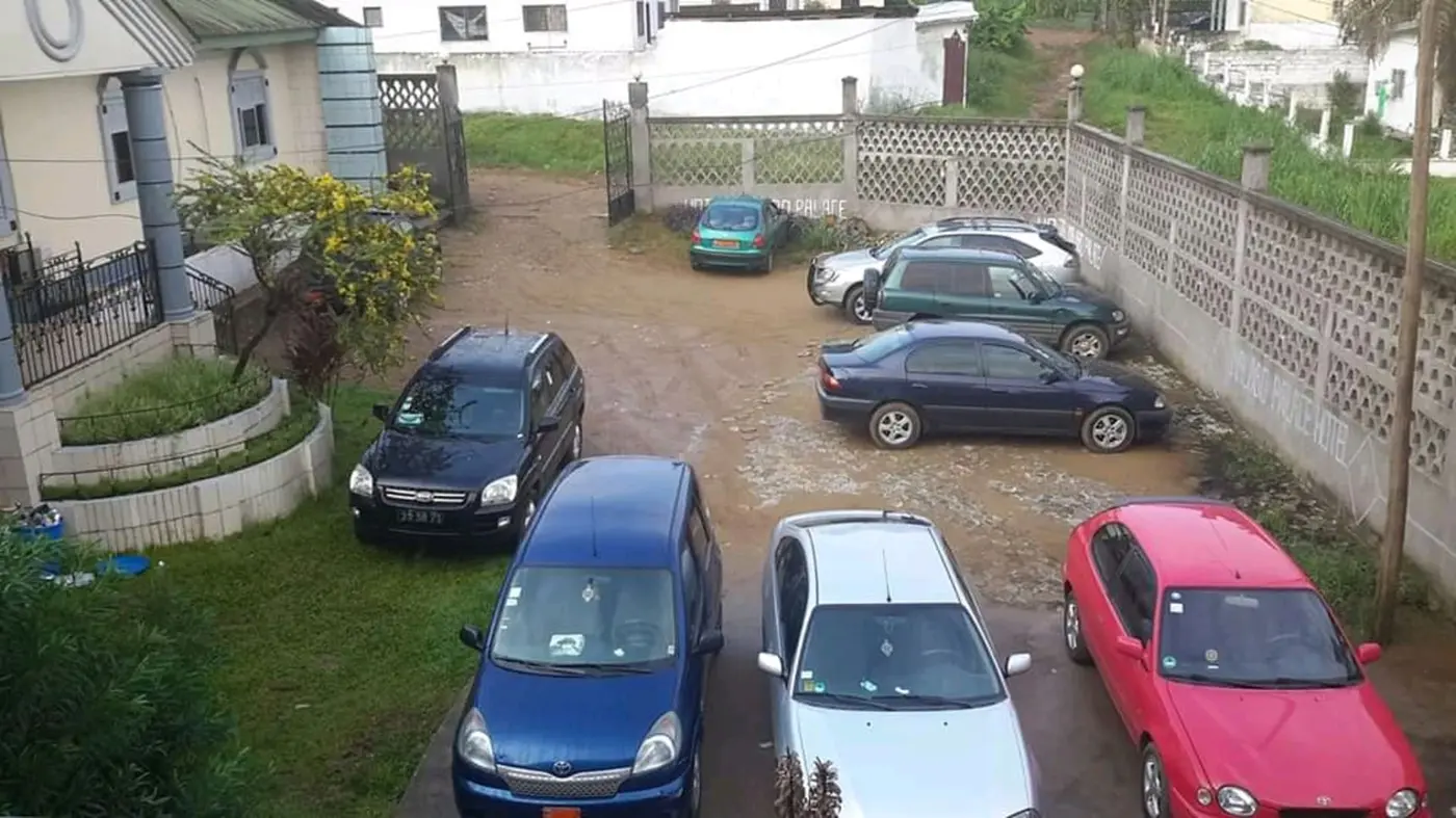 La cour fermée de l'hôtel et son parking